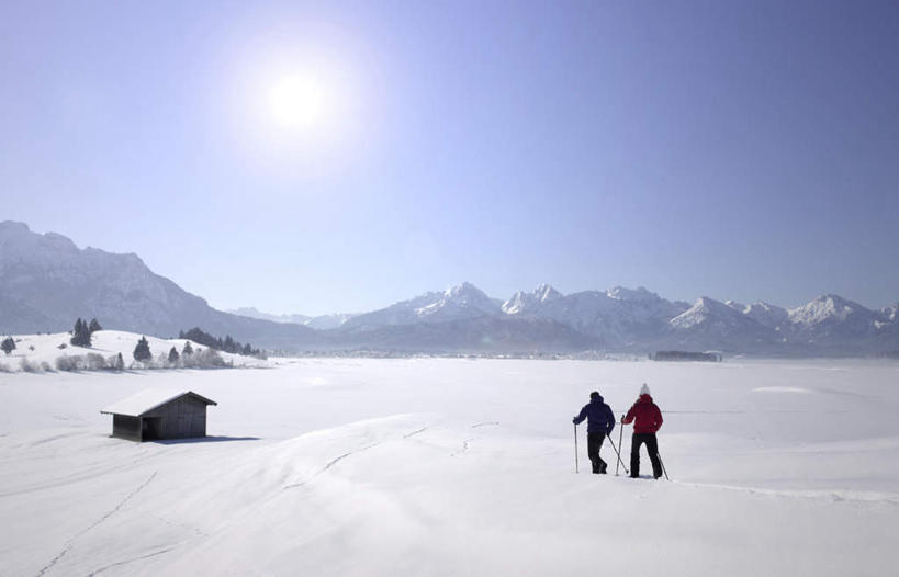 西方人,中年人,两个人,家庭,夫妻,走,横图,室外,白天,爱情,山,雪,大雪,帽子,欧洲,欧洲人,握,阴影,服装,光线,工具,器材,影子,积雪,山峰,雪景,冬季,冬天,山峦,浪漫,拿,拿着,运动器械,背面,衣服,蓝色,蓝天,天空,阳光,手套,天,温暖,温馨,一家人,器械,棉衣,健身器械,恩爱,寒冷,握着,恋人,服饰,晴朗,拐杖,保暖,滑雪板,滑雪杖,和睦,御寒,健身器材,滑雪装备,棉袄,万里无云,棉帽,严寒,辅助设备,棉服,冬装,男人,男性,女人,女性,中年男性,中年女性,白种人,夫妇,情侣,晴空,晴空万里,步行,散步,走路,彩图,全身,袄子,棉被服,伴侣,融洽,运动器材