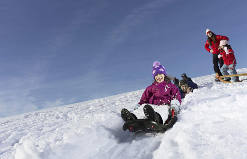 西方人,儿童,中年人,四个人,家庭,夫妻,母亲,父亲,女儿,站,坐,横图,室外,白天,正面,爱情,纯洁,雪,大雪,帽子,欧洲,欧洲人,阴影,服装,光线,滑雪,影子,积雪,雪景,云,云朵,冬季,冬天,浪漫,云彩,车,小孩,衣服,蓝色,白云,蓝天,天空,阳光,手套,交通工具,天,站着,温暖,温馨,父女,母女,一家人,棉衣,恩爱,父爱,寒冷,可爱,母爱,童年,童趣,恋人,服饰,晴朗,保暖,雪橇,和睦,御寒,载具,雪橇车,童真,烂漫,无邪,棉袄,棉帽,严寒,棉服,冬装,天真,男人,男性,女孩,女人,女性,中年男性,中年女性,白种人,孩子,夫妇,情侣,晴空,站立,坐着,彩图,全身,袄子,棉被服,伴侣,融洽,女生