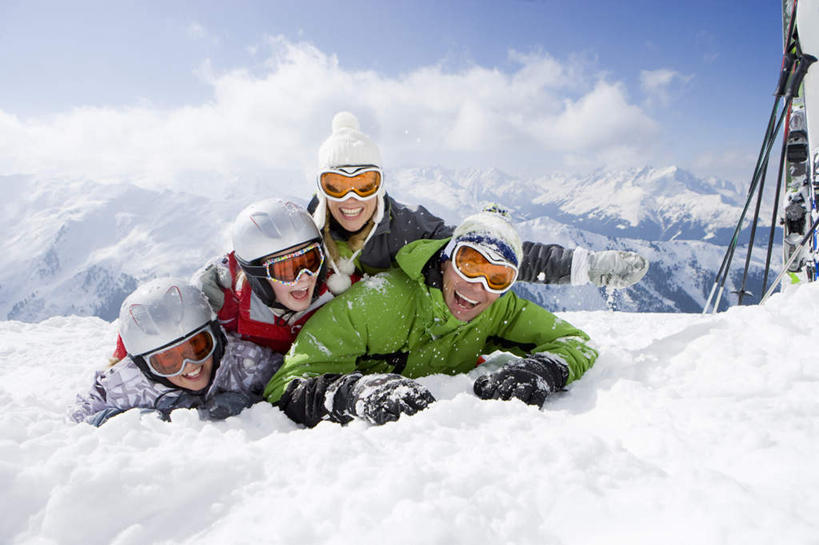 西方人,儿童,中年人,四个人,家庭,夫妻,母亲,父亲,女儿,儿子,笑,微笑,露齿笑,横图,室外,白天,正面,爱情,纯洁,安全,山,雪,雪山,大雪,帽子,欧洲,欧洲人,阴影,服装,光线,眼镜,影子,冰,积雪,山峰,雪景,云,云朵,冬季,冬天,防护,山峦,浪漫,云彩,注视,小孩,衣服,蓝色,白云,蓝天,天空,阳光,手套,天,观察,看,趴着,温暖,温馨,父女,父子,母女,母子,一家人,恩爱,父爱,寒冷,可爱,母爱,童年,童趣,恋人,服饰,晴朗,观看,保暖,护目镜,保护,和睦,察看,冰冷,御寒,关注,滑雪镜,保险,滑雪服,童真,烂漫,无邪,保全,周全,安稳,安定,棉帽,严寒,冰凉,酷寒,凛冽,凛凛,极冷,安全防护眼镜,竞技服,旅游服,冬装,平安,天真,男孩,男人,男性,女孩,女人,女性,中年男性,中年女性,白种人,孩子,夫妇,情侣,晴空,趴,彩图,全身,雪镜,伴侣,融洽,防护眼镜,男生,女生