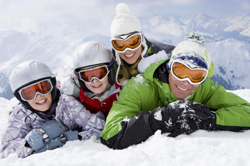 西方人,儿童,中年人,四个人,家庭,夫妻,母亲,父亲,女儿,儿子,笑,微笑,露齿笑,横图,室外,白天,正面,爱情,纯洁,安全,山,雪,雪山,大雪,帽子,欧洲,欧洲人,阴影,服装,光线,眼镜,影子,冰,积雪,山峰,雪景,云,云朵,冬季,冬天,防护,山峦,浪漫,云彩,注视,小孩,衣服,蓝色,白云,蓝天,天空,阳光,手套,天,观察,看,趴着,温暖,温馨,父女,父子,母女,母子,一家人,恩爱,父爱,寒冷,可爱,母爱,童年,童趣,恋人,服饰,晴朗,观看,保暖,护目镜,保护,和睦,察看,冰冷,御寒,关注,滑雪镜,保险,滑雪服,童真,烂漫,无邪,保全,周全,安稳,安定,棉帽,严寒,冰凉,酷寒,凛冽,凛凛,极冷,安全防护眼镜,竞技服,旅游服,冬装,平安,天真,男孩,男人,男性,女孩,女人,女性,中年男性,中年女性,白种人,孩子,夫妇,情侣,晴空,趴,半身,彩图,雪镜,伴侣,融洽,防护眼镜,男生,女生