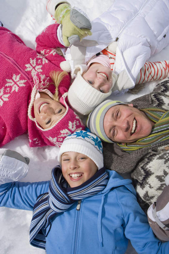 西方人,儿童,中年人,四个人,家庭,夫妻,母亲,父亲,女儿,儿子,躺,笑,微笑,露齿笑,竖图,俯视,室外,白天,爱情,纯洁,雪,大雪,帽子,欧洲,欧洲人,服装,装饰,积雪,雪景,冬季,冬天,浪漫,注视,小孩,衣服,手套,围巾,观察,看,温暖,温馨,父女,父子,母女,母子,一家人,恩爱,父爱,寒冷,可爱,母爱,童年,童趣,恋人,服饰,围脖,观看,保暖,华丽,点缀,和睦,察看,御寒,关注,滑雪服,童真,烂漫,无邪,衬托,美观,雅致,雅观,棉帽,严寒,竞技服,旅游服,卧着,冬装,天真,男孩,男人,男性,女孩,女人,女性,中年男性,中年女性,白种人,孩子,夫妇,情侣,躺着,卧,半身,彩图,高角度拍摄,伴侣,融洽,男生,女生