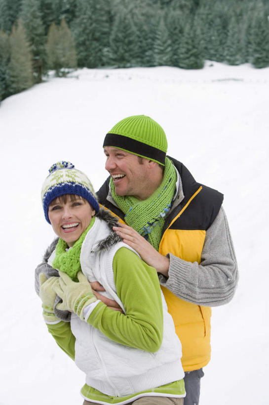 西方人,中年人,两个人,家庭,夫妻,站,抱,笑,微笑,露齿笑,竖图,室外,白天,正面,爱情,树林,雪,植物,大雪,帽子,欧洲,欧洲人,服装,积雪,雪景,冬季,冬天,浪漫,注视,树,树木,衣服,绿色,自然,手套,观察,看,站着,温暖,温馨,一家人,恩爱,寒冷,恋人,服饰,生长,成长,抱着,观看,保暖,和睦,察看,搂着,御寒,关注,滑雪服,棉帽,严寒,竞技服,旅游服,冬装,男人,男性,女人,女性,中年男性,中年女性,白种人,夫妇,情侣,搂,搂抱,站立,半身,彩图,伴侣,融洽