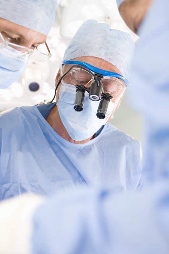 西方人,三个人,伙伴,朋友,医生,医院,站,竖图,室内,白天,仰视,工作服,制服,友谊,合作,团队,仪器,照明,欧洲,欧洲人,检查,朦胧,模糊,工作,反射,分离,分析,科学,放大镜,灯光,过滤,分开,注视,灯,蓝色,口罩,手套,灯具,观察,看,站着,医护人员,医疗人员,隔断,橡胶,清晰,探索,战略,遮掩,放大,观看,隔离,仔细,照亮,透镜,察看,手术,卫生,手术室,掩盖,凸透镜,遮挡,聚焦,照明设备,关注,净化,间隔,橡胶手套,预防,橡胶制品,遮盖,无影灯,防尘,医疗机构,SL手术放大镜,医用手套,光学,清楚,联合,合谋,掩饰,断绝,隔开,屏蔽,屏绝,远离,中断,阻遏,阻隔,工作制服,手术放大镜,配合,协作,男人,男性,女人,女性,中年男性,中年女性,白种人,大夫,站立,半身,彩图,低角度拍摄,工作套服,病院,诊所