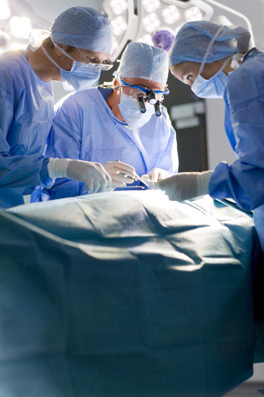 西方人,三个人,伙伴,朋友,医生,病人,医院,站,躺,竖图,室内,白天,正面,工作服,制服,友谊,合作,团队,仪器,照明,欧洲,欧洲人,握,检查,工作,反射,分离,分析,科学,放大镜,灯光,过滤,拿,分开,拿着,注视,灯,蓝色,口罩,手套,灯具,观察,看,站着,医护人员,医疗人员,隔断,橡胶,清晰,探索,战略,握着,遮掩,放大,观看,隔离,仔细,照亮,透镜,察看,手术,卫生,手术室,掩盖,凸透镜,遮挡,聚焦,照明设备,关注,净化,病患,间隔,橡胶手套,预防,橡胶制品,遮盖,无影灯,防尘,医疗机构,SL手术放大镜,医用手套,光学,清楚,联合,合谋,掩饰,断绝,隔开,屏蔽,屏绝,远离,中断,阻遏,阻隔,工作制服,手术放大镜,卧着,配合,协作,男人,男性,女人,女性,中年男性,中年女性,白种人,大夫,患者,就医者,躺着,卧,站立,半身,彩图,工作套服,病院,诊所