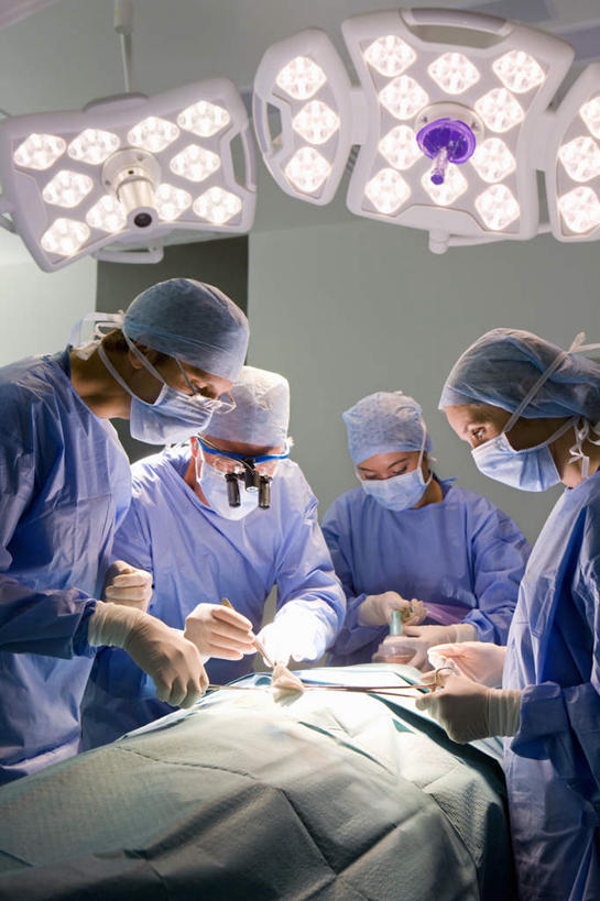 西方人,伙伴,朋友,医生,病人,医院,站,躺,竖图,室内,白天,正面,工作服,制服,友谊,合作,团队,仪器,照明,欧洲,欧洲人,五个人,握,检查,工作,反射,分离,分析,科学,放大镜,灯光,许多人,过滤,拿,分开,拿着,注视,灯,蓝色,口罩,手套,灯具,观察,看,站着,一群人,医护人员,医疗人员,隔断,橡胶,清晰,探索,战略,握着,遮掩,放大,观看,隔离,仔细,照亮,透镜,察看,手术,卫生,手术室,掩盖,凸透镜,遮挡,聚焦,照明设备,关注,净化,病患,间隔,橡胶手套,预防,橡胶制品,遮盖,无影灯,防尘,医疗机构,SL手术放大镜,医用手套,光学,清楚,联合,合谋,掩饰,断绝,隔开,屏蔽,屏绝,远离,中断,阻遏,阻隔,工作制服,手术放大镜,卧着,配合,协作,男人,男性,年轻女性,女人,女性,中年男性,中年女性,白种人,大夫,患者,就医者,躺着,卧,站立,半身,彩图,工作套服,病院,诊所