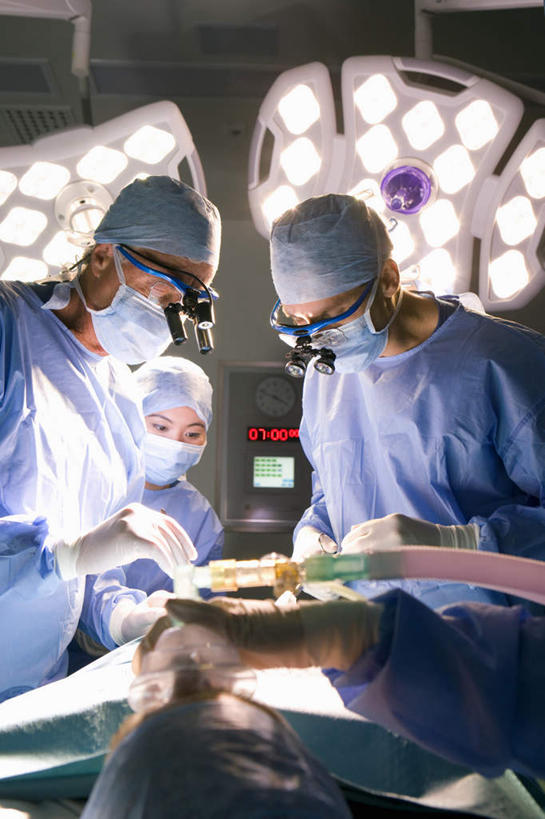 西方人,三个人,伙伴,朋友,医生,病人,医院,站,躺,竖图,室内,白天,正面,工作服,制服,友谊,合作,团队,仪器,照明,欧洲,欧洲人,握,检查,工作,反射,分离,分析,科学,放大镜,灯光,过滤,拿,分开,拿着,注视,灯,蓝色,口罩,手套,灯具,观察,看,站着,医护人员,医疗人员,隔断,橡胶,清晰,探索,战略,握着,遮掩,放大,观看,隔离,仔细,照亮,透镜,察看,手术,卫生,手术室,掩盖,凸透镜,遮挡,聚焦,照明设备,关注,净化,病患,间隔,橡胶手套,预防,橡胶制品,遮盖,无影灯,防尘,医疗机构,SL手术放大镜,医用手套,光学,清楚,联合,合谋,掩饰,断绝,隔开,屏蔽,屏绝,远离,中断,阻遏,阻隔,工作制服,手术放大镜,卧着,配合,协作,男人,男性,年轻女性,女人,女性,中年男性,中年女性,白种人,大夫,患者,就医者,躺着,卧,站立,半身,彩图,工作套服,病院,诊所