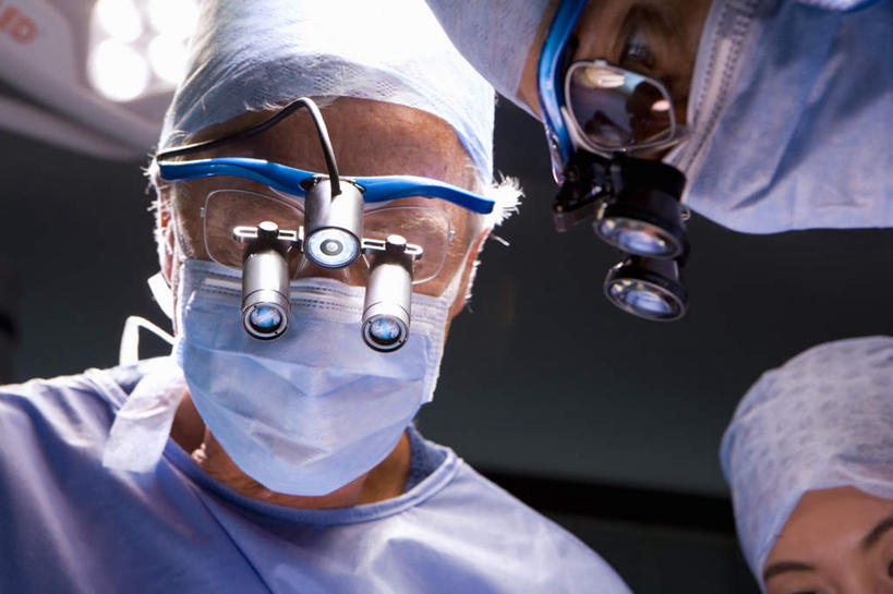 西方人,脸,头,脸颊,三个人,伙伴,朋友,医生,医院,站,横图,室内,特写,白天,仰视,工作服,制服,友谊,合作,团队,仪器,照明,欧洲,欧洲人,检查,工作,反射,分离,分析,科学,放大镜,灯光,过滤,分开,注视,灯,蓝色,口罩,手套,灯具,观察,看,站着,医护人员,医疗人员,隔断,橡胶,清晰,探索,战略,遮掩,放大,观看,隔离,仔细,照亮,透镜,察看,手术,卫生,手术室,掩盖,凸透镜,遮挡,聚焦,照明设备,关注,净化,间隔,橡胶手套,预防,橡胶制品,遮盖,无影灯,防尘,医疗机构,SL手术放大镜,医用手套,光学,清楚,联合,合谋,掩饰,断绝,隔开,屏蔽,屏绝,远离,中断,阻遏,阻隔,工作制服,手术放大镜,配合,协作,男人,男性,年轻女性,女人,女性,中年男性,中年女性,白种人,头部,脸部,脸蛋,面部,大夫,站立,半身,彩图,低角度拍摄,工作套服,病院,诊所