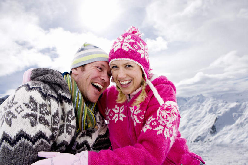 西方人,中年人,两个人,家庭,夫妻,坐,抱,笑,微笑,露齿笑,横图,室外,白天,正面,爱情,山,雪,雪山,大雪,帽子,欧洲,欧洲人,阴影,服装,光线,影子,冰,积雪,山峰,雪景,云,云朵,冬季,冬天,山峦,浪漫,云彩,注视,衣服,蓝色,白云,蓝天,天空,阳光,天,观察,看,温暖,温馨,一家人,棉衣,恩爱,寒冷,恋人,服饰,晴朗,抱着,观看,保暖,和睦,察看,冰冷,搂着,御寒,关注,棉袄,棉帽,严寒,冰凉,酷寒,凛冽,凛凛,极冷,棉服,冬装,男人,男性,女人,女性,中年男性,中年女性,白种人,夫妇,情侣,晴空,搂,搂抱,坐着,半身,彩图,袄子,棉被服,伴侣,融洽