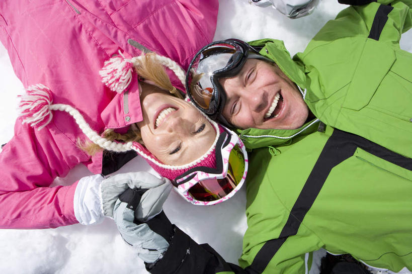 西方人,中年人,两个人,家庭,夫妻,躺,握手,笑,微笑,露齿笑,横图,俯视,室外,白天,爱情,安全,雪,大雪,欧洲,欧洲人,服装,装饰,眼镜,积雪,雪景,冬季,冬天,防护,浪漫,注视,衣服,手套,围巾,观察,看,温暖,温馨,一家人,棉衣,恩爱,寒冷,恋人,服饰,围脖,观看,保暖,护目镜,保护,华丽,点缀,和睦,察看,御寒,关注,滑雪镜,保险,棉袄,保全,周全,安稳,安定,衬托,美观,雅致,雅观,严寒,安全防护眼镜,棉服,卧着,冬装,平安,男人,男性,女人,女性,中年男性,中年女性,白种人,夫妇,情侣,搀手,拉手,手搀手,手拉手,手牵手,手握手,躺着,卧,半身,彩图,高角度拍摄,袄子,棉被服,雪镜,伴侣,融洽,防护眼镜