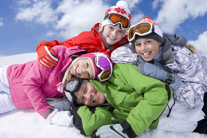 西方人,儿童,中年人,四个人,家庭,夫妻,母亲,父亲,女儿,儿子,躺,笑,微笑,露齿笑,横图,室外,白天,正面,爱情,纯洁,安全,雪,大雪,欧洲,欧洲人,阴影,服装,装饰,光线,眼镜,影子,积雪,雪景,云,云朵,冬季,冬天,防护,浪漫,云彩,注视,小孩,衣服,蓝色,白云,蓝天,天空,阳光,手套,围巾,天,观察,看,靠,靠着,温暖,温馨,父女,父子,母女,母子,一家人,棉衣,恩爱,父爱,寒冷,可爱,母爱,童年,童趣,恋人,服饰,晴朗,围脖,观看,保暖,护目镜,保护,华丽,点缀,和睦,察看,御寒,关注,滑雪镜,保险,童真,烂漫,无邪,棉袄,保全,周全,安稳,安定,衬托,美观,雅致,雅观,严寒,安全防护眼镜,棉服,卧着,冬装,平安,天真,男孩,男人,男性,女孩,女人,女性,中年男性,中年女性,白种人,孩子,夫妇,情侣,晴空,躺着,卧,半身,彩图,袄子,棉被服,雪镜,伴侣,融洽,防护眼镜,男生,女生