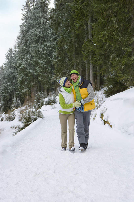 西方人,中年人,两个人,家庭,夫妻,走,抱,笑,微笑,露齿笑,竖图,室外,白天,正面,爱情,树林,雪,植物,大雪,道路,路,帽子,欧洲,欧洲人,服装,装饰,积雪,雪景,冬季,冬天,小路,交通,浪漫,注视,树,树木,衣服,绿色,自然,手套,围巾,观察,看,温暖,温馨,一家人,棉衣,恩爱,寒冷,恋人,服饰,生长,成长,围脖,抱着,观看,保暖,华丽,点缀,和睦,察看,搂着,御寒,关注,棉袄,衬托,美观,雅致,雅观,棉帽,严寒,棉服,冬装,男人,男性,女人,女性,中年男性,中年女性,白种人,夫妇,情侣,步行,搂,散步,走路,彩图,全身,袄子,棉被服,伴侣,融洽
