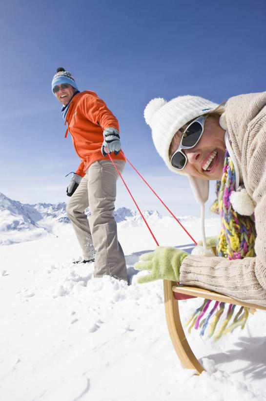 西方人,中年人,两个人,家庭,夫妻,站,拉,笑,微笑,露齿笑,竖图,室外,白天,仰视,爱情,雪,大雪,帽子,欧洲,欧洲人,阴影,装饰,光线,影子,积雪,雪景,云,云朵,冬季,冬天,浪漫,云彩,注视,车,蓝色,白云,蓝天,天空,阳光,围巾,交通工具,天,观察,看,趴着,站着,温暖,温馨,一家人,恩爱,寒冷,恋人,晴朗,围脖,观看,保暖,华丽,雪橇,点缀,和睦,察看,御寒,关注,载具,雪橇车,衬托,美观,雅致,雅观,棉帽,严寒,男人,男性,女人,女性,中年男性,中年女性,白种人,夫妇,情侣,晴空,趴,站立,半身,彩图,低角度拍摄,伴侣,融洽