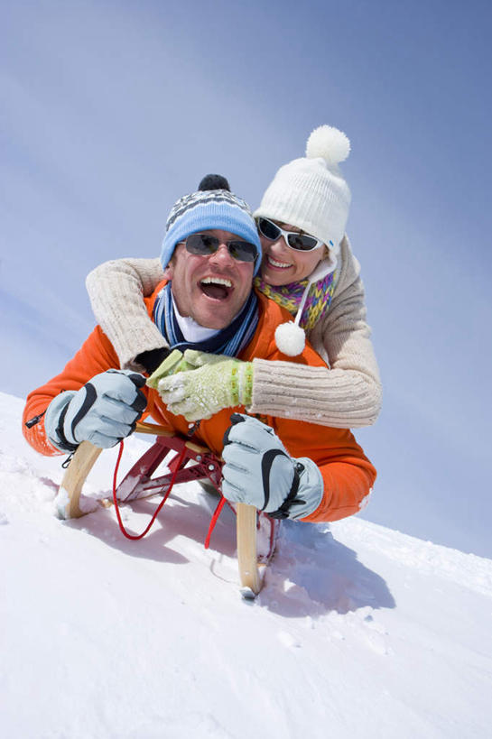 西方人,中年人,两个人,家庭,夫妻,抱,笑,微笑,露齿笑,竖图,室外,白天,仰视,爱情,安全,山,雪,雪山,大雪,帽子,欧洲,欧洲人,阴影,装饰,光线,眼镜,影子,冰,积雪,山峰,雪景,云,云朵,冬季,冬天,防护,山峦,浪漫,云彩,注视,车,蓝色,白云,蓝天,天空,阳光,围巾,交通工具,天,观察,看,趴着,温暖,温馨,一家人,橙色,恩爱,寒冷,恋人,晴朗,围脖,抱着,观看,保暖,护目镜,保护,华丽,雪橇,点缀,和睦,察看,冰冷,搂着,御寒,关注,载具,滑雪镜,保险,雪橇车,保全,周全,安稳,安定,衬托,美观,雅致,雅观,棉帽,严寒,冰凉,酷寒,凛冽,凛凛,极冷,安全防护眼镜,平安,男人,男性,女人,女性,中年男性,中年女性,白种人,夫妇,情侣,晴空,搂,趴,彩图,低角度拍摄,全身,雪镜,伴侣,融洽,防护眼镜