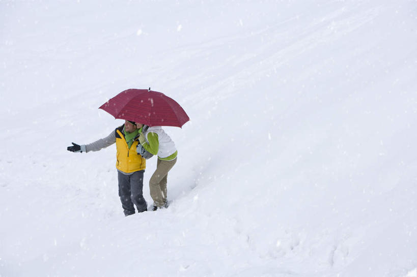西方人,中年人,两个人,家庭,夫妻,站,横图,俯视,室外,白天,爱情,雪,大雪,欧洲,欧洲人,一把,握,服装,伞,雨伞,积雪,雪景,冬季,冬天,浪漫,拿,拿着,注视,阳伞,衣服,红色,手套,观察,看,站着,温暖,温馨,一家人,棉衣,恩爱,寒冷,伸直,握着,恋人,服饰,观看,保暖,和睦,察看,伸出,御寒,关注,棉袄,严寒,棉服,冬装,男人,男性,女人,女性,中年男性,中年女性,白种人,夫妇,情侣,站立,彩图,高角度拍摄,全身,袄子,棉被服,伴侣,融洽