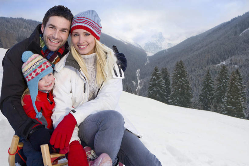 西方人,儿童,中年人,三个人,家庭,夫妻,母亲,父亲,女儿,坐,抱,笑,微笑,露齿笑,横图,室外,白天,正面,爱情,纯洁,山,雪,植物,大雪,帽子,欧洲,欧洲人,阴影,服装,光线,影子,积雪,山峰,雪景,云,云朵,冬季,冬天,山峦,浪漫,云彩,注视,树,树木,小孩,衣服,红色,蓝色,绿色,白云,蓝天,天空,阳光,自然,手套,天,观察,看,温暖,温馨,父女,母女,三口之家,一家人,棉衣,恩爱,父爱,寒冷,可爱,母爱,童年,童趣,恋人,服饰,生长,晴朗,成长,抱着,观看,保暖,和睦,察看,搂着,御寒,关注,童真,烂漫,无邪,棉袄,棉帽,严寒,棉服,冬装,天真,男人,男性,女孩,女人,女性,中年男性,中年女性,白种人,孩子,夫妇,情侣,晴空,搂,搂抱,坐着,半身,彩图,袄子,棉被服,伴侣,融洽,女生