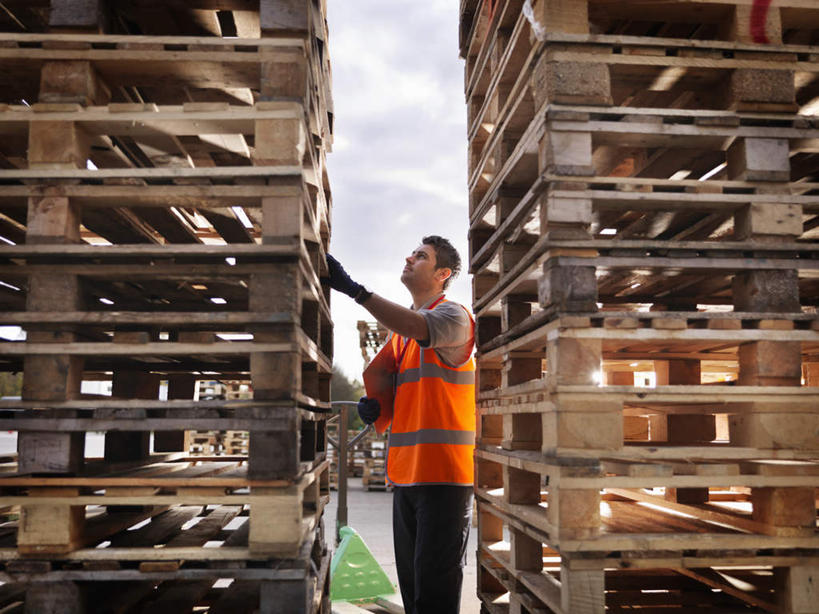 西方人,一个人,机修工,码头,站,摸,横图,室外,白天,正面,工作服,制服,港口,欧洲,欧洲人,仅一个男性,仅一个人,一排,许多,抚摸,握,阴影,整齐,光线,木制,影子,云,云朵,拿,云彩,拿着,注视,排列,工人,仅一个年轻男性,蓝色,白云,蓝天,天空,阳光,木制品,容器,天,观察,看,站着,橙色,握着,晴朗,观看,储藏,堆,固定,察看,储存,队列,关注,记录板,记事板,工作制服,男人,男性,年轻男性,白种人,机械师,机修工人,晴空,触摸,接触,站立,半身,彩图,工作套服,摆渡口,埠头,渡口,渡头,港湾,海港,货运码头,口岸,商港,安全服,反光背心,反光服,反光衣,货盘,贮存