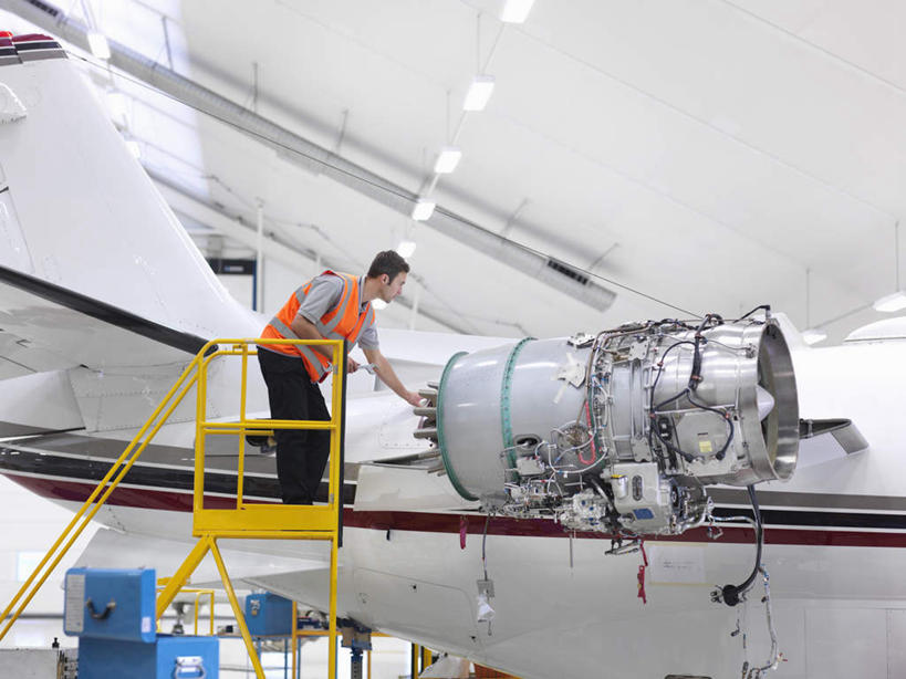 西方人,一个人,机修工,工程师,建筑工人,建筑师,栏杆,站,横图,室内,白天,侧面,工作服,制服,机器,天花板,飞机,照明,欧洲,欧洲人,仅一个男性,仅一个人,仅一个中年男性,检查,扶手,梯子,灯光,交通,注视,航空,护栏,顶灯,灯,工人,灯具,交通工具,观察,看,站着,发动机,机械,橙色,运输,观看,修理,照亮,察看,客机,照明设备,关注,载具,工作制服,飞机发动机,航空发动机,男人,男性,中年男性,白种人,机械师,机修工人,技师,建筑工,建筑设计师,站立,彩图,全身,工作套服,安全服,反光背心,反光服,反光衣,机库