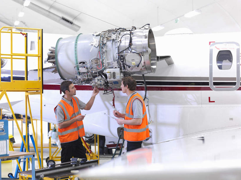 西方人,两个人,伙伴,朋友,机修工,站,横图,室内,白天,正面,工作服,制服,友谊,合作,团队,机器,天花板,飞机,照明,欧洲,欧洲人,检查,灯光,交通,注视,航空,顶灯,灯,工人,灯具,交通工具,观察,看,站着,发动机,机械,战略,运输,观看,修理,照亮,察看,客机,照明设备,关注,载具,联合,合谋,工作制服,飞机发动机,航空发动机,配合,协作,男人,男性,年轻男性,中年男性,白种人,机械师,机修工人,站立,半身,彩图,工作套服,安全服,反光背心,反光服,反光衣,机库