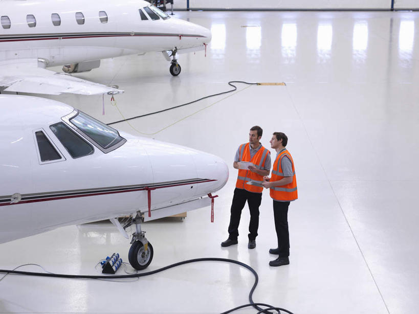 西方人,两个人,伙伴,朋友,机修工,站,说,双手交叉,横图,俯视,室内,白天,工作服,制服,讨论,友谊,合作,团队,天花板,飞机,照明,欧洲,欧洲人,灯光,交通,注视,航空,顶灯,灯,工人,灯具,交通工具,观察,看,站着,战略,运输,观看,照亮,察看,双手抱胸,客机,照明设备,关注,载具,联合,合谋,工作制服,交流,配合,协作,男人,男性,年轻男性,中年男性,白种人,机械师,机修工人,沟通,讲话,交谈,商讨,说话,谈话,站立,彩图,高角度拍摄,全身,工作套服,安全服,反光背心,反光服,反光衣,机库