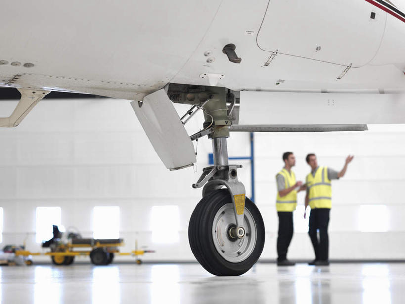 西方人,两个人,伙伴,朋友,机修工,站,说,横图,室内,白天,正面,工作服,制服,讨论,友谊,合作,团队,天花板,飞机,照明,欧洲,欧洲人,指,轮子,灯光,交通,注视,方向,航空,顶灯,灯,工人,灯具,交通工具,观察,看,手势,站着,战略,运输,观看,照亮,察看,客机,指向,食指,照明设备,关注,载具,联合,合谋,工作制服,交流,配合,协作,男人,男性,年轻男性,中年男性,白种人,机械师,机修工人,沟通,讲话,交谈,商讨,说话,谈话,站立,彩图,全身,工作套服,安全服,反光背心,反光服,反光衣,机库