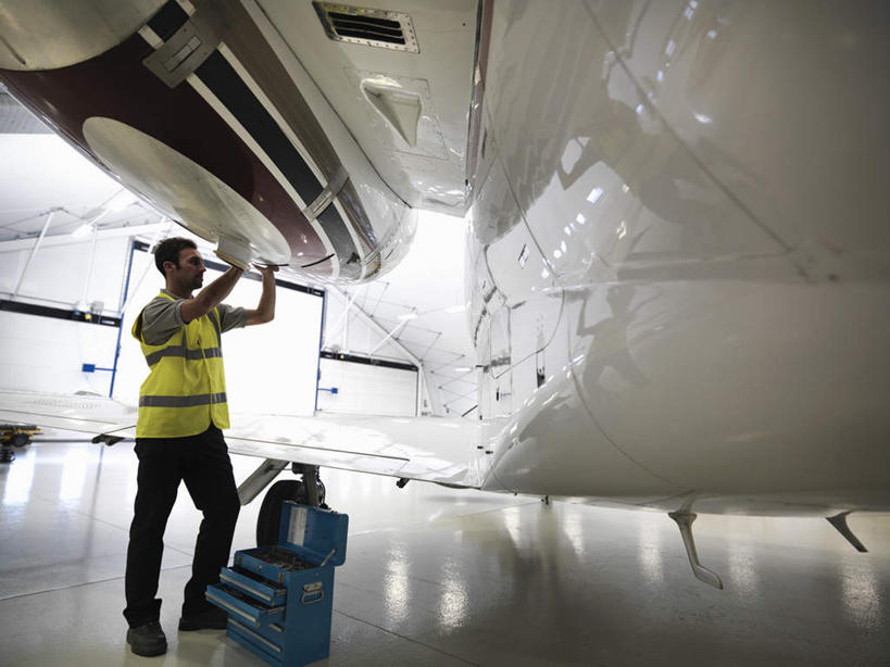 西方人,一个人,机修工,工程师,建筑工人,建筑师,站,横图,室内,白天,侧面,工作服,制服,机器,天花板,飞机,照明,欧洲,欧洲人,仅一个男性,仅一个人,仅一个中年男性,握,检查,灯光,交通,拿,拿着,注视,航空,顶灯,灯,工人,灯具,交通工具,观察,看,站着,发动机,机械,橙色,握着,运输,观看,修理,照亮,察看,客机,照明设备,关注,载具,工作制服,飞机发动机,航空发动机,男人,男性,中年男性,白种人,机械师,机修工人,技师,建筑工,建筑设计师,站立,彩图,全身,工作套服,安全服,反光背心,反光服,反光衣,机库