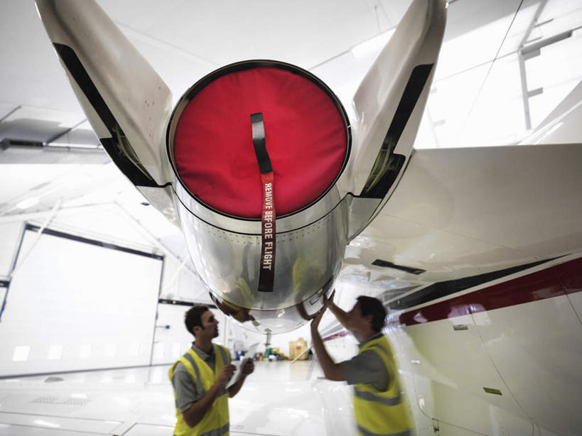 西方人,两个人,伙伴,朋友,机修工,站,举,横图,室内,白天,仰视,工作服,制服,友谊,合作,团队,机器,天花板,飞机,照明,欧洲,欧洲人,检查,灯光,交通,注视,航空,顶灯,灯,工人,灯具,交通工具,观察,看,托,站着,发动机,机械,战略,运输,观看,修理,照亮,察看,客机,照明设备,关注,载具,联合,合谋,工作制服,飞机发动机,航空发动机,配合,协作,男人,男性,年轻男性,中年男性,白种人,机械师,机修工人,举起,举手,举着,向上举,向上伸,向上托,站立,半身,彩图,低角度拍摄,工作套服,安全服,反光背心,反光服,反光衣,机库