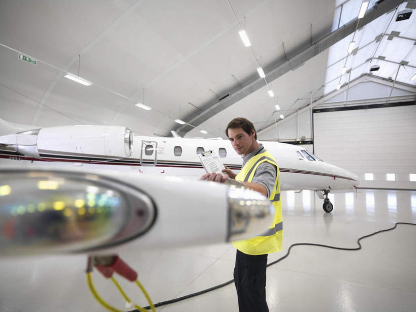 西方人,一个人,工程师,建筑工人,建筑师,工厂,站,横图,室内,白天,侧面,工作服,制服,天花板,飞机,照明,欧洲,欧洲人,仅一个男性,仅一个人,握,检查,灯光,地面,交通,拿,仓库,拿着,注视,航空,顶灯,灯,仅一个年轻男性,灯具,交通工具,观察,看,站着,橙色,握着,运输,一架,观看,照亮,察看,照明设备,关注,载具,记录板,记事板,喷气式飞机,工作制服,停驻,男人,男性,年轻男性,白种人,技师,建筑工,建筑设计师,站立,半身,彩图,工作套服,制造厂,安全服,反光背心,反光服,反光衣,机库