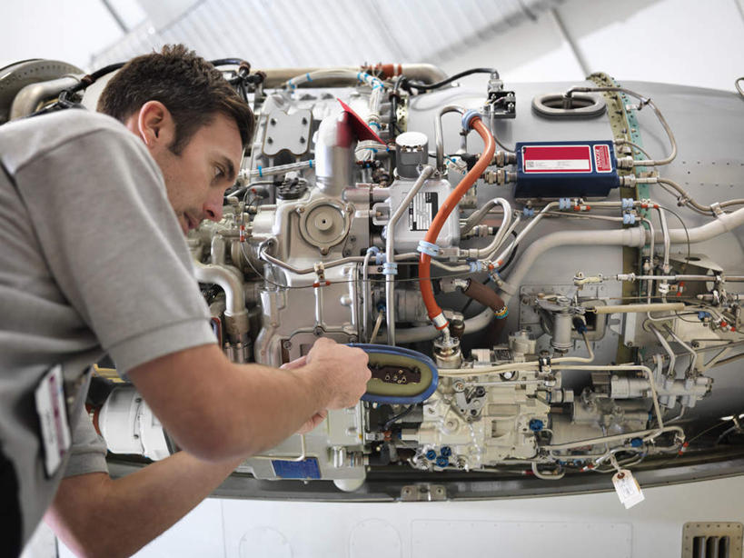 西方人,一个人,机修工,工程师,建筑工人,建筑师,站,横图,室内,白天,侧面,工作服,制服,机器,天花板,飞机,照明,欧洲,欧洲人,仅一个男性,仅一个人,仅一个中年男性,检查,灯光,交通,注视,航空,顶灯,灯,工人,灯具,交通工具,观察,看,站着,发动机,机械,橙色,运输,观看,修理,照亮,察看,客机,照明设备,关注,载具,工作制服,飞机发动机,航空发动机,男人,男性,中年男性,白种人,机械师,机修工人,技师,建筑工,建筑设计师,站立,半身,彩图,工作套服,安全服,反光背心,反光服,反光衣,机库