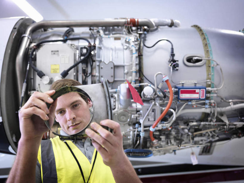 西方人,一个人,工程师,建筑工人,建筑师,工厂,站,横图,室内,白天,正面,工作服,制服,机器,天花板,飞机,照明,欧洲,欧洲人,仅一个男性,仅一个人,握,检查,灯光,交通,拿,仓库,拿着,注视,航空,顶灯,灯,仅一个年轻男性,灯具,交通工具,观察,看,站着,发动机,机械,橙色,握着,运输,一架,观看,修理,照亮,察看,照明设备,关注,载具,喷气式飞机,工作制服,停驻,飞机发动机,航空发动机,男人,男性,年轻男性,白种人,技师,建筑工,建筑设计师,站立,半身,彩图,工作套服,制造厂,安全服,反光背心,反光服,反光衣,机库