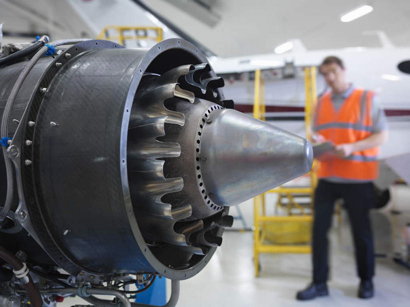 西方人,一个人,工厂,站,横图,室内,白天,正面,工作服,制服,机器,天花板,飞机,照明,欧洲,欧洲人,仅一个男性,仅一个人,握,检查,朦胧,模糊,灯光,交通,拿,仓库,拿着,注视,航空,顶灯,灯,仅一个年轻男性,灯具,交通工具,观察,看,站着,发动机,机械,橙色,握着,运输,一架,观看,照亮,察看,照明设备,关注,载具,记录板,记事板,喷气式飞机,工作制服,停驻,飞机发动机,航空发动机,男人,男性,年轻男性,白种人,站立,彩图,全身,工作套服,制造厂,安全服,反光背心,反光服,反光衣,机库