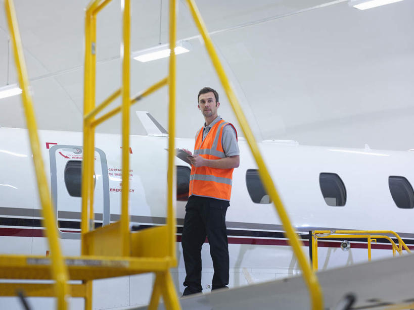 西方人,一个人,机修工,工程师,建筑工人,建筑师,站,横图,室内,白天,仰视,工作服,制服,天花板,飞机,照明,欧洲,欧洲人,仅一个男性,仅一个人,仅一个中年男性,检查,灯光,交通,航空,顶灯,灯,工人,灯具,交通工具,站着,橙色,运输,修理,照亮,客机,照明设备,载具,工作制服,男人,男性,中年男性,白种人,机械师,机修工人,技师,建筑工,建筑设计师,站立,彩图,低角度拍摄,全身,工作套服,安全服,反光背心,反光服,反光衣,机库