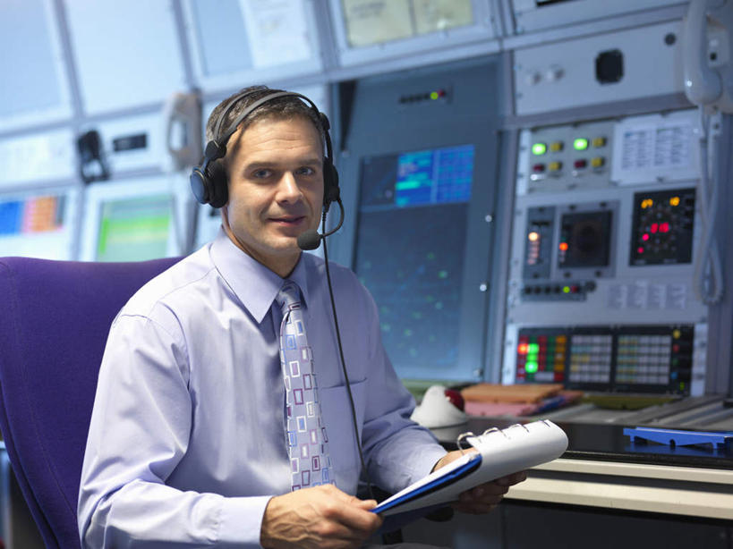 西方人,一个人,办公室,坐,笑,微笑,横图,室内,白天,正面,衬衫,欧洲,欧洲人,仅一个男性,仅一个人,仅一个中年男性,握,笔,标志,数字,文字,字符,办公用品,指针,拿,拿着,注视,标识,文具,学习用品,观察,看,握着,阿拉伯数字,观看,文具用品,察看,书写,关注,记录板,仪表盘,记事板,男人,男性,中年男性,白种人,坐着,半身,彩图,衬衣