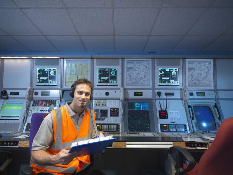 西方人,一个人,办公室,坐,笑,微笑,横图,室内,白天,正面,工作服,制服,欧洲,欧洲人,仅一个男性,仅一个人,仅一个中年男性,握,笔,标志,数字,文字,字符,办公用品,指针,拿,拿着,注视,标识,文具,学习用品,观察,看,握着,阿拉伯数字,观看,文具用品,察看,书写,关注,记录板,仪表盘,记事板,工作制服,男人,男性,中年男性,白种人,坐着,半身,彩图,工作套服,安全服,反光背心,反光服,反光衣