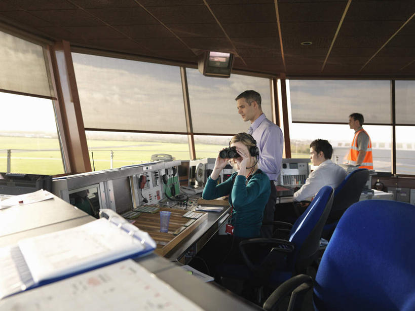 西方人,四个人,伙伴,朋友,办公室,机场,站,坐,横图,室内,白天,正面,通讯,友谊,合作,团队,客服,电脑,显示器,鼠标,键盘,仪器,科技,窗户,天花板,桌面,桌子,飞机场,椅子,照明,欧洲,欧洲人,眺望,握,检查,研究,工作,反射,分析,科学,网络,信息,望远镜,办公桌,灯光,拿,话务员,拿着,注视,输入设备,通讯设备,航空,顶灯,玻璃窗,灯,耳机,耳麦,话筒,灯具,停机坪,观察,看,站着,台式电脑,清晰,探索,战略,服务,握着,通信,放大,观看,仔细,协调,照亮,科研,察看,科学技术,麦克风,头戴式耳麦,瞭望,聚焦,照明设备,关注,销售,通信设备,输出设备,客服人员,控制室,电话销售,远视镜,瞭望镜,光学,清楚,联合,合谋,双筒镜,双筒望远镜,接待员,配合,协作,男人,男性,年轻男性,年轻女性,女人,女性,白种人,接线员,站立,坐着,半身,彩图,塔台,光学仪器,千里镜,头戴式耳机