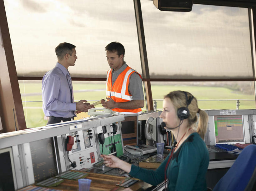 西方人,三个人,伙伴,朋友,办公室,机场,站,坐,横图,室内,白天,正面,通讯,友谊,合作,团队,客服,电脑,显示器,鼠标,键盘,窗户,天花板,桌面,桌子,飞机场,椅子,照明,欧洲,欧洲人,握,工作,网络,信息,办公桌,灯光,拿,话务员,拿着,注视,输入设备,通讯设备,航空,顶灯,玻璃窗,灯,耳机,耳麦,话筒,灯具,停机坪,观察,看,站着,台式电脑,战略,服务,握着,通信,观看,协调,照亮,察看,麦克风,头戴式耳麦,照明设备,关注,销售,通信设备,输出设备,客服人员,控制室,电话销售,联合,合谋,接待员,配合,协作,男人,男性,年轻男性,年轻女性,女人,女性,白种人,接线员,站立,坐着,半身,彩图,塔台,头戴式耳机