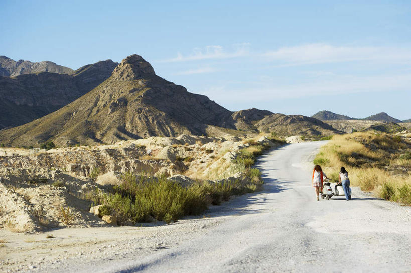 两个人,伙伴,朋友,站,推,横图,室外,白天,友谊,沙漠,山,植物,道路,路,公路,摩托车,阴影,服装,枯萎,光线,墨镜,眼镜,影子,山峰,云,云朵,枯草,交通,山峦,云彩,休闲装,车,草,背面,衣服,黄色,蓝色,白云,蓝天,天空,阳光,太阳镜,太阳眼镜,交通工具,天,站着,休闲,休闲服,遮阳镜,服饰,晴朗,载具,抛锚,友情,年轻女性,女人,女性,中年女性,大漠,砂漠,晴空,马路,站立,彩图,全身