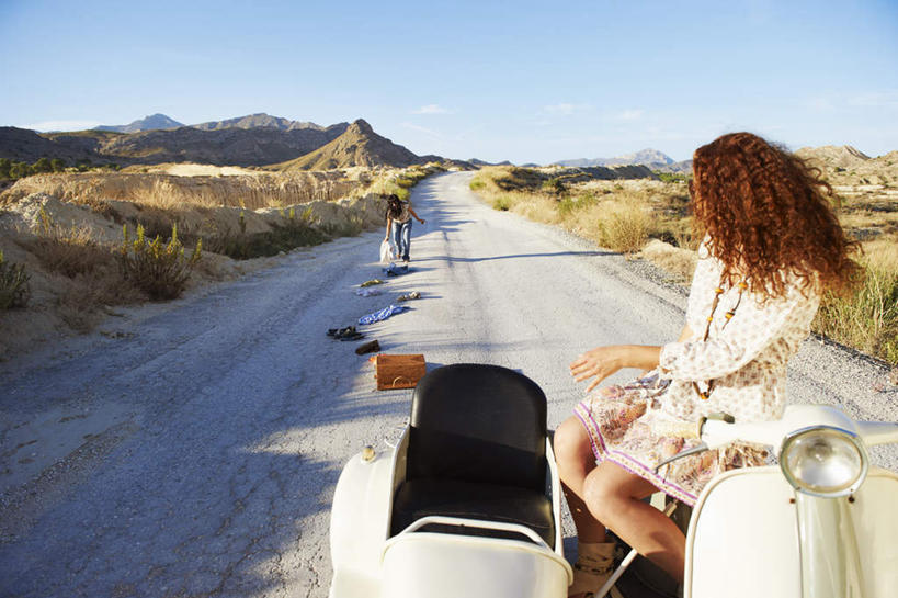 两个人,伙伴,朋友,站,坐,横图,室外,白天,友谊,沙漠,山,植物,道路,路,公路,摩托车,阴影,服装,枯萎,光线,墨镜,眼镜,影子,山峰,云,云朵,枯草,交通,山峦,云彩,注视,休闲装,车,草,背面,衣服,黄色,蓝色,白云,蓝天,天空,阳光,太阳镜,太阳眼镜,交通工具,天,观察,看,站着,休闲,休闲服,遮阳镜,服饰,晴朗,观看,察看,关注,载具,友情,年轻女性,女人,女性,中年女性,大漠,砂漠,晴空,马路,站立,坐着,半身,彩图