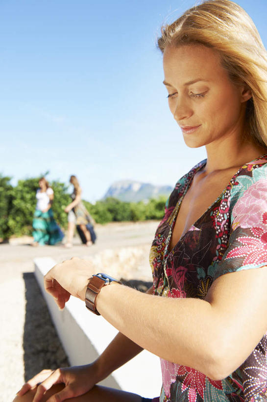 西方人,一个人,坐,笑,微笑,竖图,室外,白天,侧面,植物,欧洲,欧洲人,仅一个女性,仅一个人,阴影,花纹,服装,时间,光线,时钟,手表,图案,影子,云,云朵,地面,计时,云彩,注视,休闲装,树,树木,衣服,蓝色,绿色,白云,蓝天,天空,阳光,自然,钟表,天,观察,看,仅一个中年女性,休闲,休闲服,金色,表,抬手,服饰,生长,晴朗,成长,观看,腕表,察看,关注,女人,女性,中年女性,白种人,长发,钟,晴空,坐着,半身,彩图