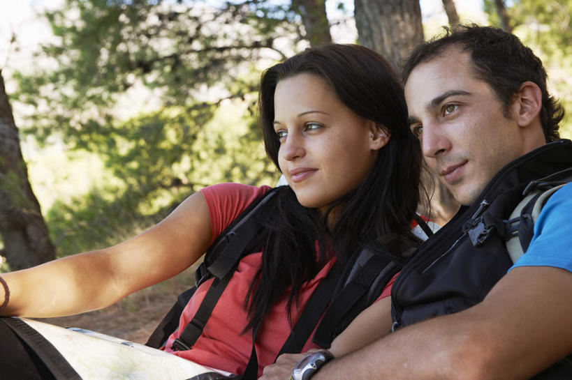 西方人,两个人,家庭,夫妻,坐,笑,微笑,横图,室外,白天,正面,爱情,树林,植物,道路,地图,欧洲,欧洲人,阴影,服装,裤子,光线,信息,包,影子,交通,浪漫,旅行包,注视,牛仔裤,休闲装,方向,树,树木,衣服,绿色,阳光,自然,背包,观察,看,靠,靠着,休闲,温暖,温馨,一家人,休闲服,恩爱,恋人,服饰,生长,成长,观看,引导,指引,和睦,察看,关注,露营,睡袋,野营,宿营,快捷,方便,旅游包,男人,男性,年轻男性,年轻女性,女人,女性,白种人,年轻人,夫妇,情侣,坐着,半身,彩图,伴侣,融洽,导航,双肩包