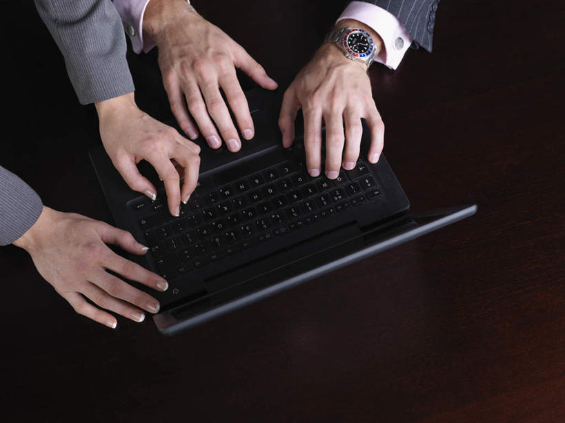 西方人,手,两个人,商务人士,商务男性,商务女性,办公室,站,坐,横图,俯视,室内,特写,白天,衬衫,电脑,笔记本电脑,桌面,桌子,欧洲,欧洲人,敲打,套装,时间,网络,时钟,手表,办公桌,计时,输入,通讯设备,钟表,打字,站着,手部,表,点击,敲击,腕表,无线,通信设备,商务装,无线网络,无线上网,便携式电脑,工薪阶层,按键,手提电脑,男人,男性,年轻男性,年轻女性,女人,女性,白种人,白领,上班族,钟,站立,坐着,半身,彩图,高角度拍摄,衬衣