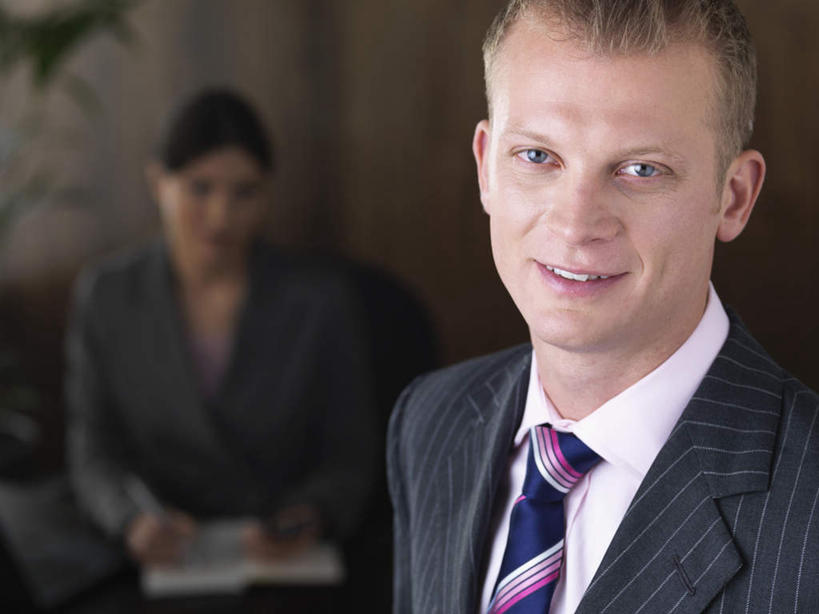 西方人,两个人,商务人士,商务男性,商务女性,办公室,站,坐,笑,微笑,露齿笑,横图,室内,白天,正面,衬衫,植物,欧洲,欧洲人,握,写字,套装,朦胧,模糊,笔,材料,档案,盆栽,文件,纸,墙,办公用品,盆景,拿,拿着,注视,墙壁,墙面,文具,绿色,自然,手稿,学习用品,资料,观察,看,站着,握着,生长,成长,观看,文具用品,证明,察看,书写,关注,文档,商务装,工薪阶层,男人,男性,年轻男性,年轻女性,女人,女性,白种人,白领,上班族,站立,坐着,半身,彩图,衬衣