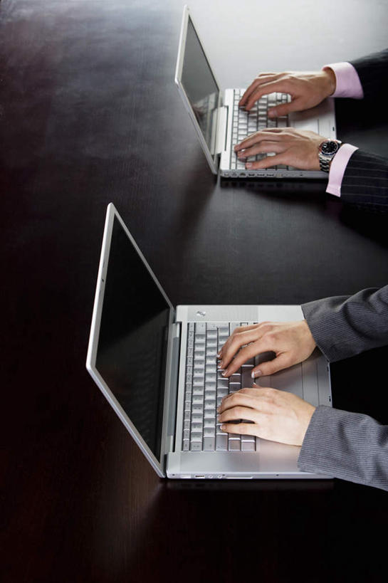 西方人,两个人,商务人士,商务男性,商务女性,办公室,坐,竖图,俯视,室内,白天,衬衫,电脑,笔记本电脑,桌面,桌子,欧洲,欧洲人,敲打,套装,工作,网络,办公桌,输入,通讯设备,打字,点击,敲击,无线,通信设备,商务装,无线网络,无线上网,便携式电脑,工薪阶层,按键,手提电脑,男人,男性,年轻男性,年轻女性,女人,女性,白种人,白领,上班族,坐着,半身,彩图,高角度拍摄,衬衣