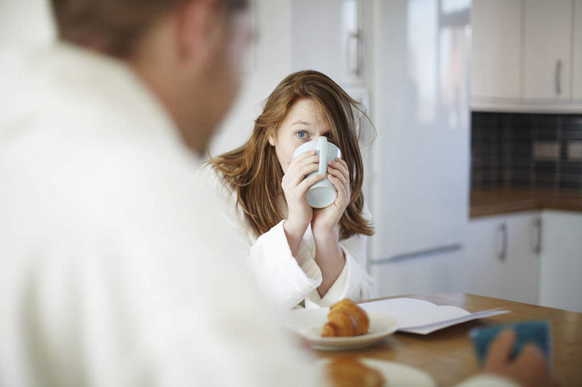 点心,面包,咖啡,西方人,背部,两个人,家庭,夫妻,坐,横图,室内,白天,正面,爱情,早餐,幸福,餐桌,桌面,桌子,杯子,餐具,欧洲,欧洲人,一块,握,睡衣,朦胧,模糊,瓷器,碟子,盘,墙,食品,面点,羊角面包,咖啡杯,陶瓷制品,一杯,浪漫,拿,拿着,注视,娱乐,墙壁,墙面,食物,糕点,饮料,白色,盘子,碟,纸巾,观察,看,享受,休闲,温暖,温馨,一家人,牛角面包,恩爱,放松,乐趣,握着,恋人,餐台,观看,和睦,察看,提神,舒适,关注,瓷杯,醒脑,软饮料,男人,男性,年轻男性,年轻女性,女人,女性,白种人,年轻人,夫妇,情侣,坐着,半身,彩图,伴侣,融洽