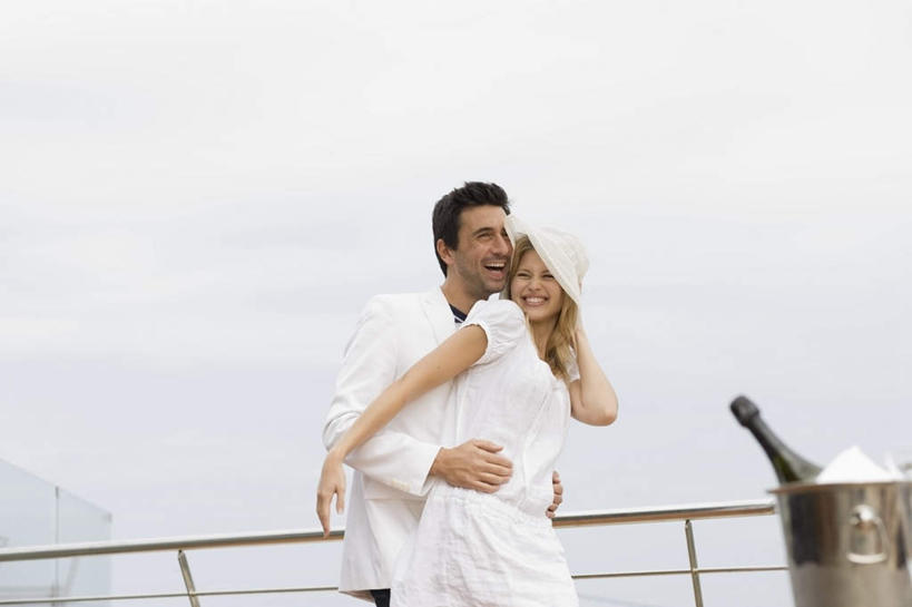 葡萄酒,西方人,两个人,家庭,夫妻,栏杆,站,抱,笑,微笑,露齿笑,横图,室外,白天,正面,爱情,奢侈,快乐,桌面,桌子,船,帽子,欧洲,欧洲人,一艘,服装,扶手,铁桶,桶,云,云朵,游艇,浪漫,云彩,注视,休闲装,护栏,酒,饮料,衣服,白色,天空,容器,遮阳帽,交通工具,香槟,天,观察,看,行驶,站着,休闲,温暖,温馨,一家人,休闲服,恩爱,诱惑,恋人,服饰,抱着,观看,储藏,和睦,察看,一瓶,搂着,储存,关注,载具,冰桶,香槟桶,气泡酒,起泡酒,汽酒,男人,男性,年轻女性,女人,女性,中年男性,白种人,年轻人,夫妇,情侣,搂,搂抱,站立,半身,彩图,高兴,欢笑,伴侣,融洽,贮存