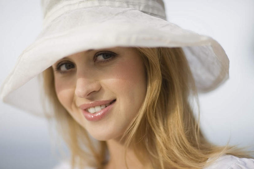 西方人,脸,头,脸颊,一个人,站,笑,微笑,露齿笑,横图,室外,特写,白天,正面,帽子,欧洲,欧洲人,仅一个年轻女性,仅一个女性,仅一个人,阴影,服装,朦胧,模糊,光线,影子,注视,休闲装,衣服,白色,阳光,遮阳帽,观察,看,站着,休闲,休闲服,金色,服饰,观看,察看,关注,年轻女性,女人,女性,白种人,头部,长发,脸部,脸蛋,面部,站立,半身,彩图