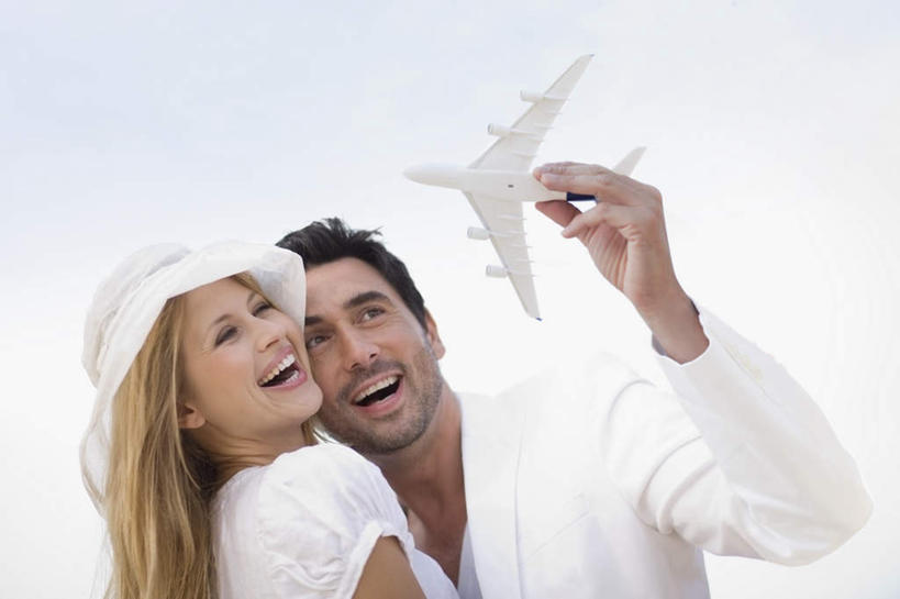 西方人,两个人,家庭,夫妻,站,笑,微笑,露齿笑,横图,室外,白天,仰视,爱情,飞机,帽子,欧洲,欧洲人,握,阴影,服装,光线,影子,云,云朵,交通,浪漫,拿,云彩,拿着,注视,休闲装,航空,衣服,蓝色,白色,白云,蓝天,天空,阳光,模型,遮阳帽,交通工具,天,观察,看,站着,休闲,温暖,温馨,一家人,休闲服,恩爱,握着,运输,恋人,服饰,晴朗,观看,和睦,察看,客机,关注,载具,男人,男性,年轻女性,女人,女性,中年男性,白种人,年轻人,夫妇,情侣,晴空,站立,半身,彩图,低角度拍摄,伴侣,融洽