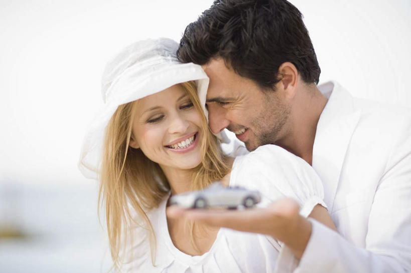 西方人,两个人,家庭,夫妻,站,笑,微笑,露齿笑,横图,室外,白天,正面,爱情,汽车,帽子,欧洲,欧洲人,握,阴影,服装,朦胧,模糊,光线,影子,浪漫,拿,拿着,注视,休闲装,车,衣服,白色,阳光,模型,遮阳帽,交通工具,轿车,观察,看,靠,靠着,站着,休闲,温暖,温馨,一家人,休闲服,恩爱,握着,恋人,服饰,观看,和睦,察看,关注,载具,男人,男性,年轻女性,女人,女性,中年男性,白种人,年轻人,夫妇,情侣,站立,半身,彩图,伴侣,融洽