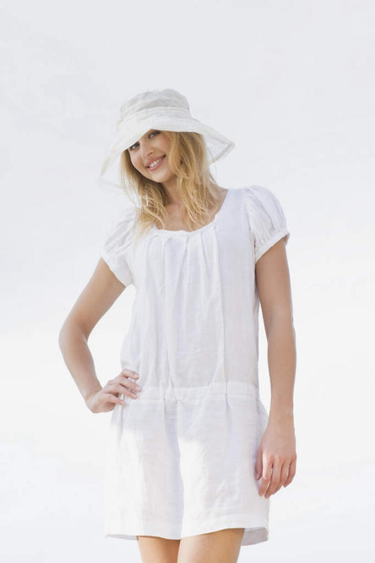 西方人,一个人,站,笑,微笑,露齿笑,竖图,室外,白天,正面,帽子,欧洲,欧洲人,仅一个年轻女性,仅一个女性,仅一个人,阴影,服装,光线,影子,注视,休闲装,手叉腰,衣服,白色,阳光,遮阳帽,叉腰,观察,看,站着,休闲,休闲服,金色,服饰,观看,察看,关注,年轻女性,女人,女性,白种人,长发,站立,半身,彩图