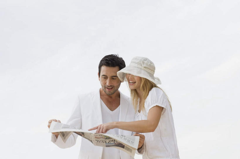 西方人,两个人,家庭,夫妻,站,捧,笑,微笑,露齿笑,横图,室外,白天,正面,爱情,报纸,欧洲,欧洲人,阴影,服装,光线,信息,影子,浪漫,注视,休闲装,衣服,白色,阳光,打开,观察,看,站着,休闲,温暖,温馨,一家人,休闲服,恩爱,恋人,服饰,观看,新闻,一份,和睦,察看,开启,关注,男人,男性,年轻女性,女人,女性,中年男性,白种人,年轻人,夫妇,情侣,端,端着,捧着,手捧,站立,半身,彩图,伴侣,融洽,报刊