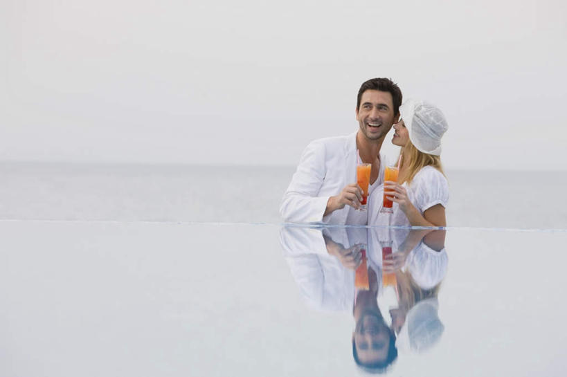 果汁,西方人,两个人,家庭,夫妻,游泳池,站,笑,吻,微笑,露齿笑,横图,室外,白天,正面,爱情,海浪,海洋,水,杯子,帽子,欧洲,欧洲人,握,阴影,服装,光线,影子,浪花,水池,水面,水平线,辽阔,海平线,饮品,两杯,浪漫,拿,拿着,注视,休闲装,泳池,玻璃制品,饮料,衣服,白色,倒影,天空,阳光,海水,水杯,遮阳帽,天,观察,看,站着,休闲,广阔,温暖,温馨,一家人,休闲服,恩爱,握着,恋人,服饰,观看,一望无际,和睦,察看,倒映,关注,可口,海景,无边无际,一马平川,反照,适口,男人,男性,年轻女性,女人,女性,中年男性,白种人,年轻人,夫妇,情侣,玻璃杯,大海,风浪,海,海水的波动,近岸浪,涌浪,亲,亲吻,站立,半身,彩图,伴侣,融洽,水天相接,水天一线